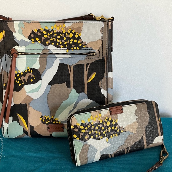 Fossil Crossbody and Wristlet Wallet - Picture 1 of 12